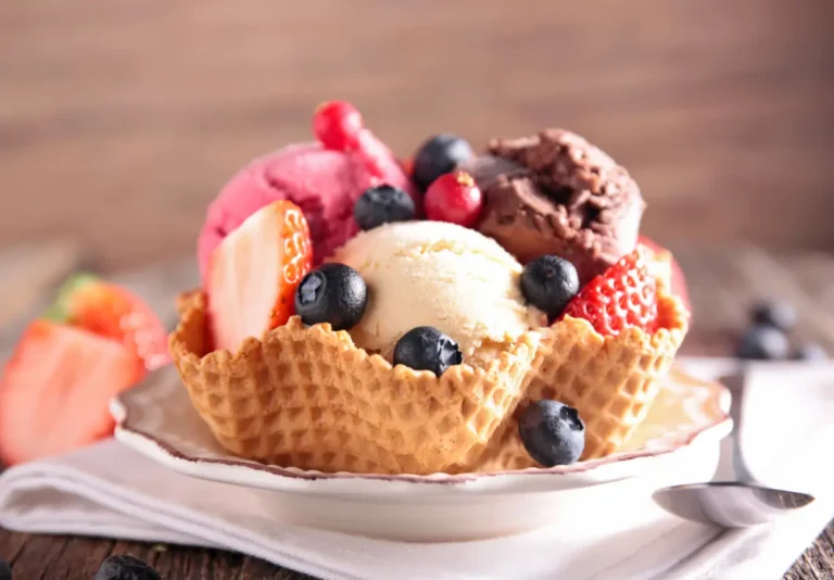 coupes de glace aux fruits rouges