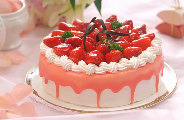 gâteau aux fraises avec glaçage rose