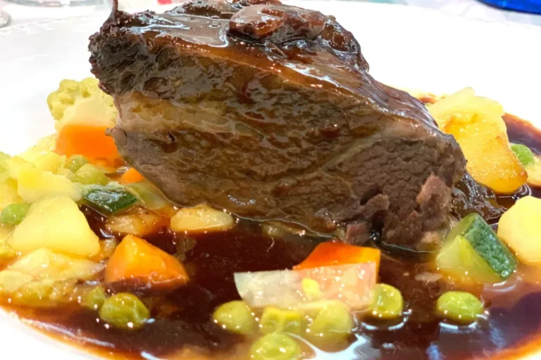 Joue de Porc Braisée aux Légumes Un Plat Fondant et Savoureux