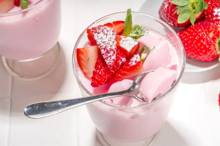 Panna cotta légère aux fraises le dessert crémeux prêt en 10 minutes sans culpabiliser !