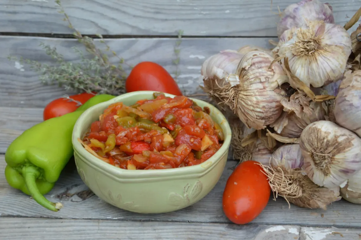 Cette recette basque va révolutionner vos repas d'été : la piperade maison
