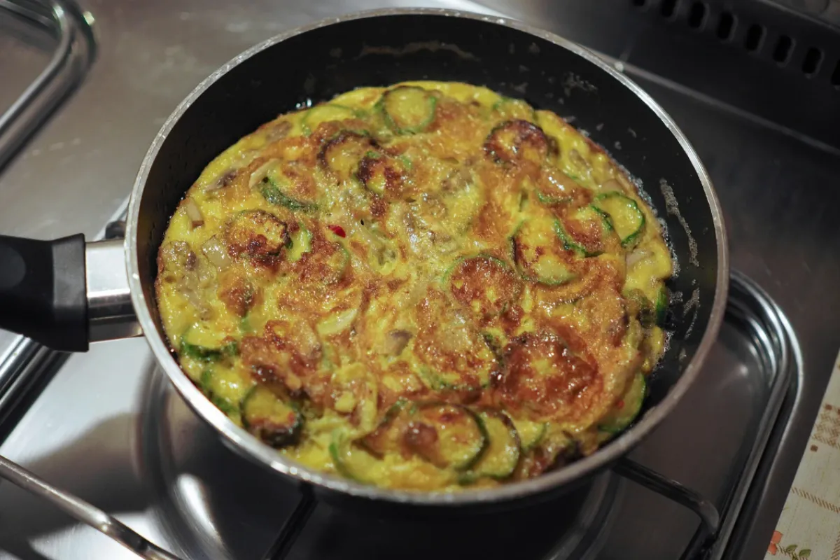 Omelette aux courgettes et à la menthe