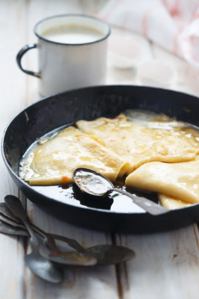 Crêpe Suzette dans une assiette